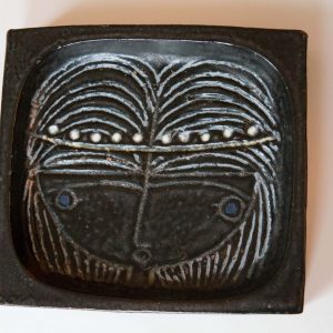 Ett fat av Thomas Hellström för Nittsjö keramik.