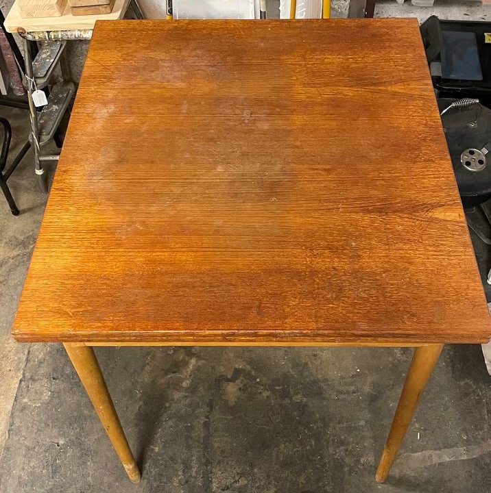 Teakbord före renovering