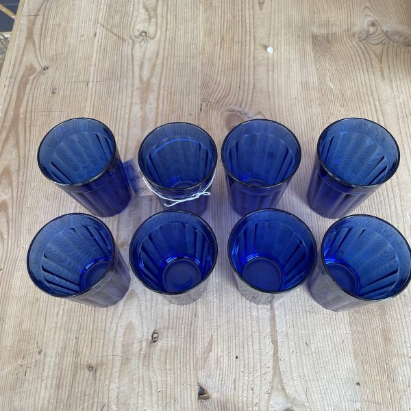 Franska vintage Arcoroc glas i fin coboltblåfärg. H 10 cm, D 7 cm. Säljs alltihopa.