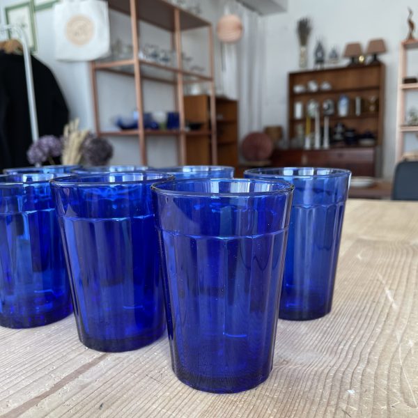 Franska vintage Arcoroc glas i fin coboltblåfärg. H 10 cm, D 7 cm. Säljs alltihopa.