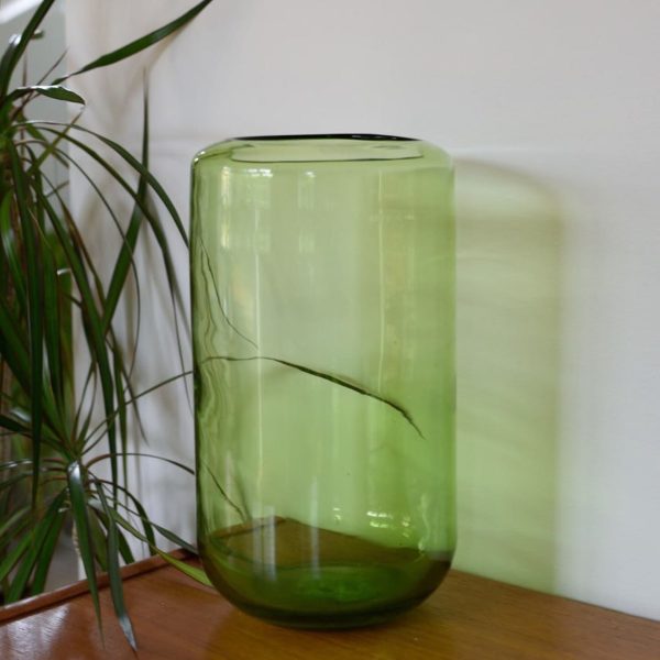 Fin hög glas vas i grön färg.