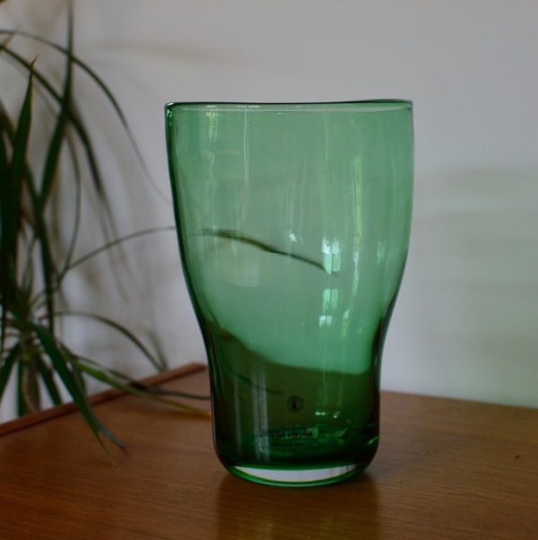 Mellanhög handblåst glas vas i grön färg