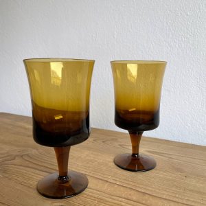 Bruna vintage vinglas på fot