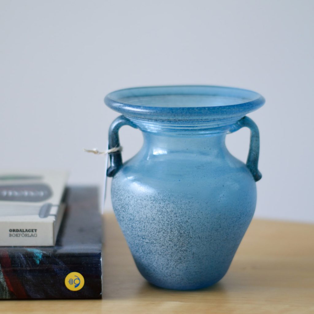 Blå vintagevas i glas med frostad effekt och två öronhandtag