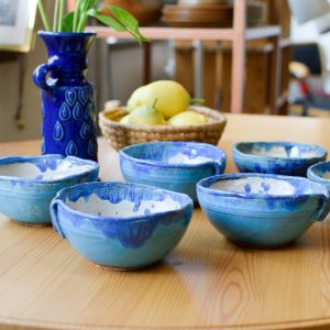 Handgjorda blå keramikskålar