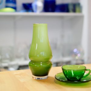 Grön tonad vas i glas – skandinavisk elegans i enkel form