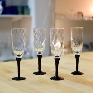 Vintage vinglas med svart fot