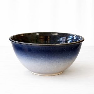 En unik handgjord skål i vackert blå toner