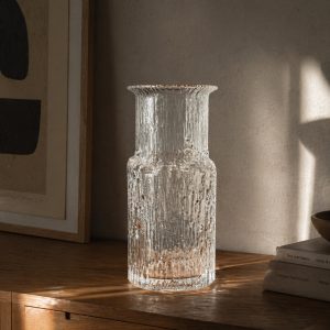Vacker glasvas “Arnica” av Tapio Wirkkala för Iittala. Munblåst glas med strukturerad yta, höjd 18 cm.