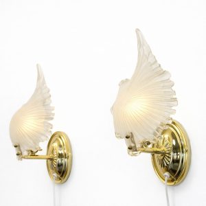 Vintage vägglampor med räfflade glaskupor.