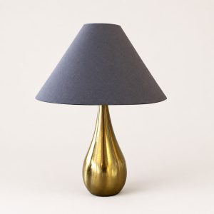 Bordslampa med guldfärgad fot