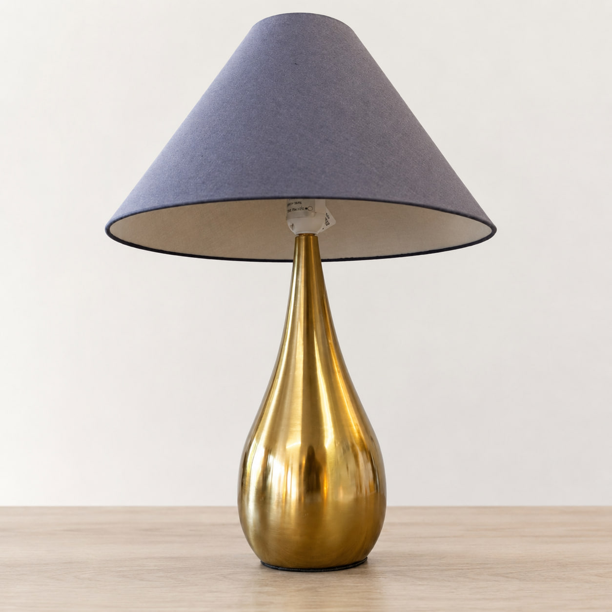 Bordslampa med guldfärgad fot
