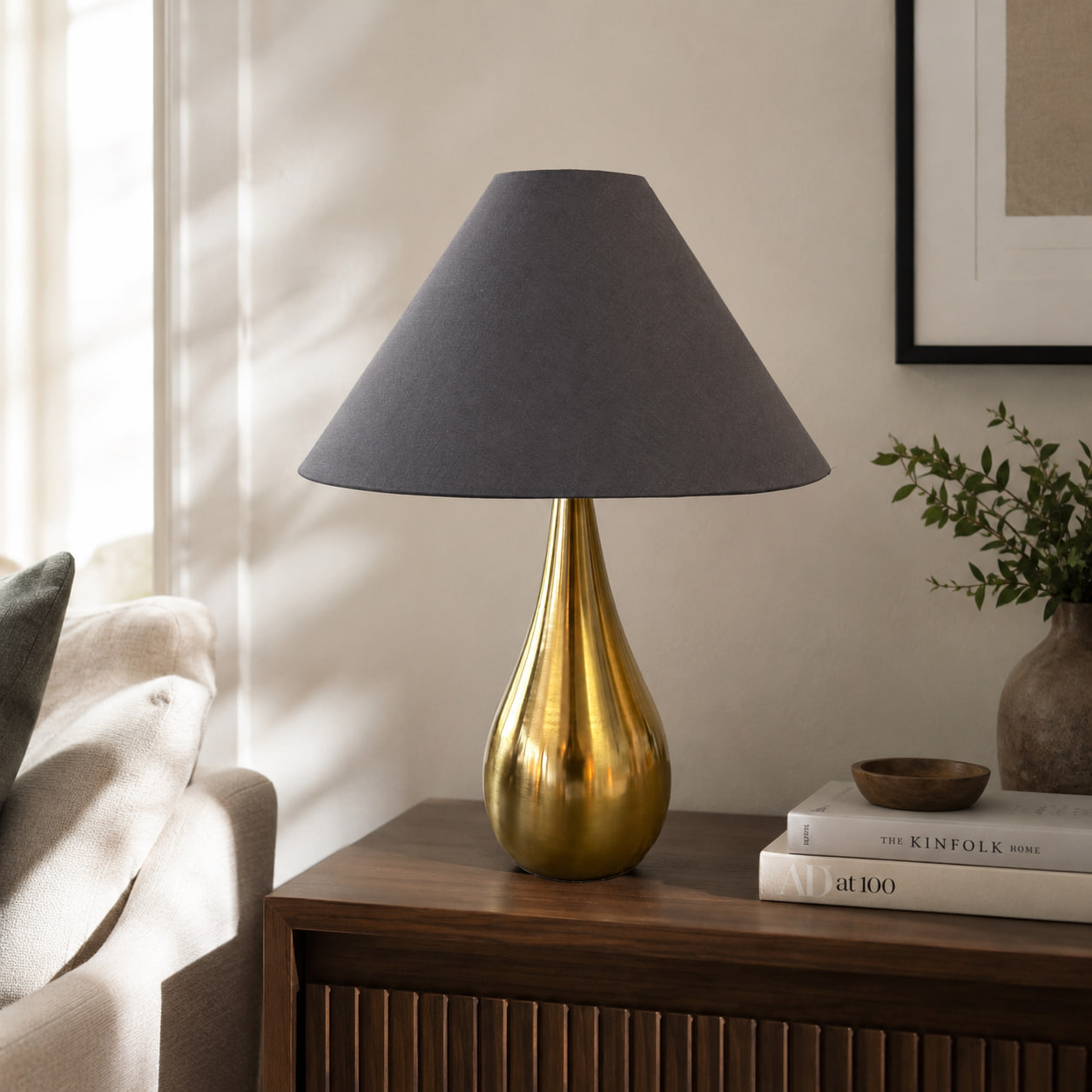Bordslampa med guldfärgad fot