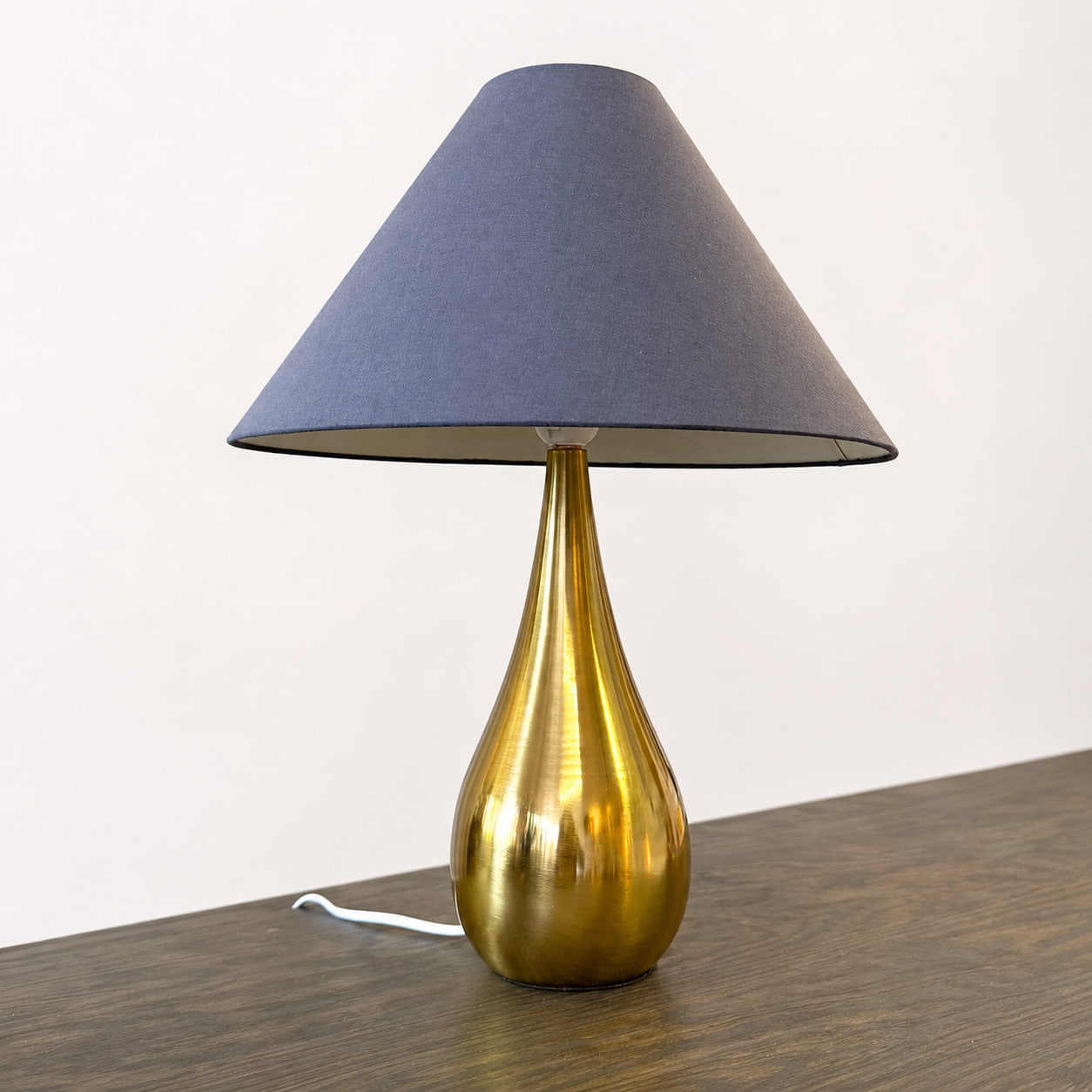 Bordslampa med guldfärgad fot