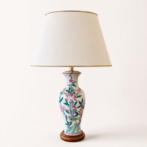 Elegant bordslampa i porslin med vacker handmålad dekor av blommor