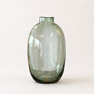 Stor glasvas i grågrönt glas