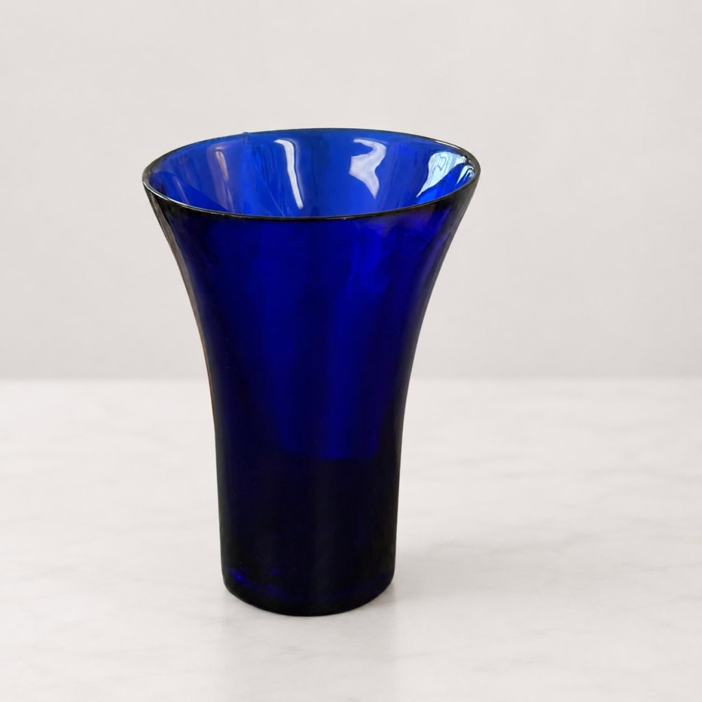 handblåst blå glasvas