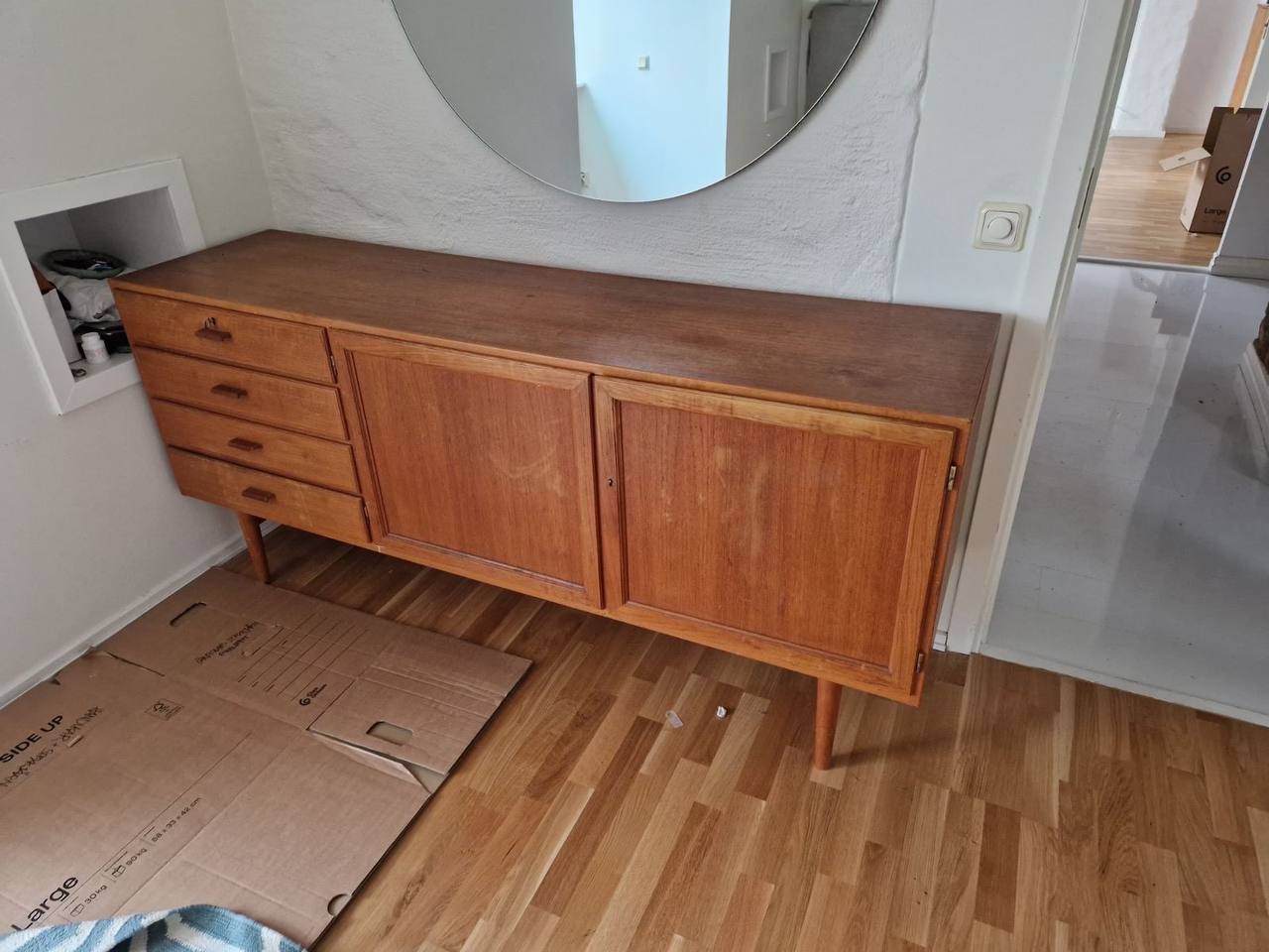 Sideboard i teak före renovering