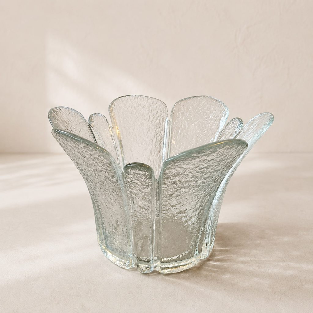 Vacker skål eller vas i klart strukturglas med blomformad design