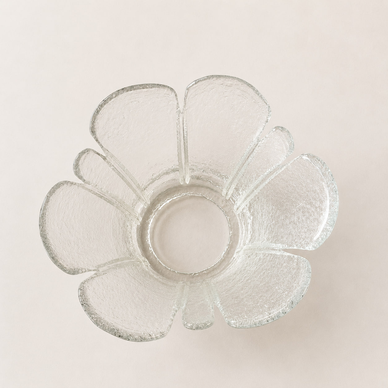 Vacker skål eller vas i klart strukturglas med blomformad design