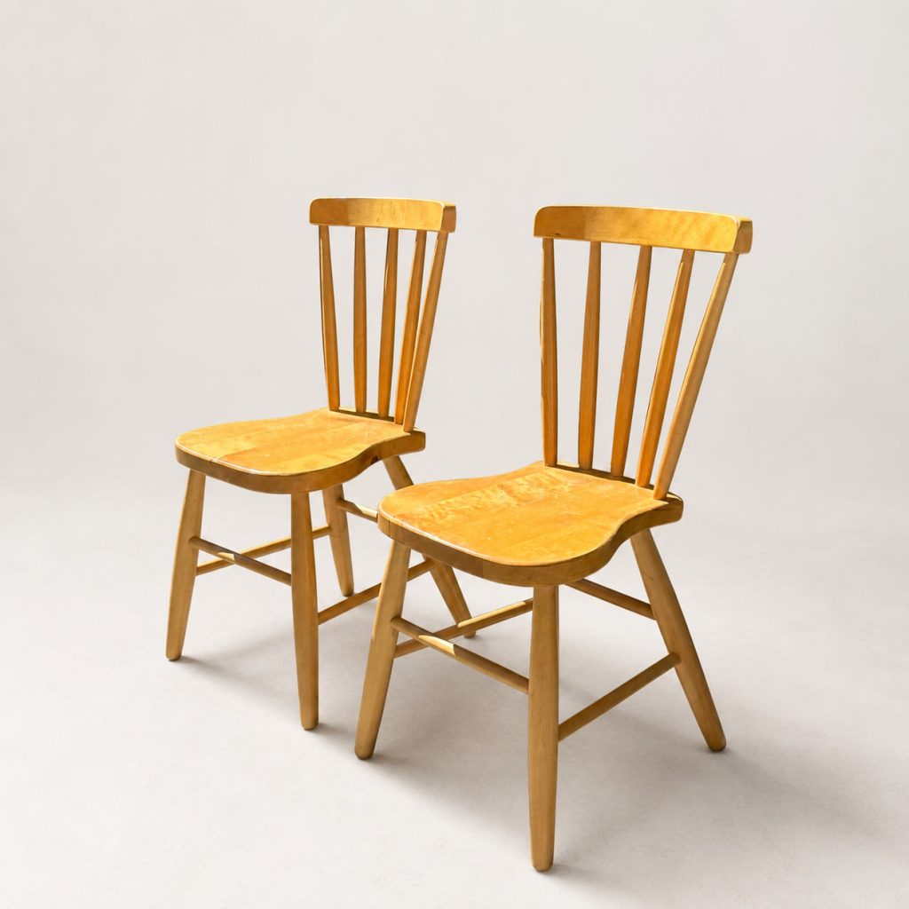 Ett par klassiska barnstolar i björk med spjälat ryggstöd och tidlös skandinavisk design. Stabilt och bra skick med mindre spår av användning. Säljs som par.