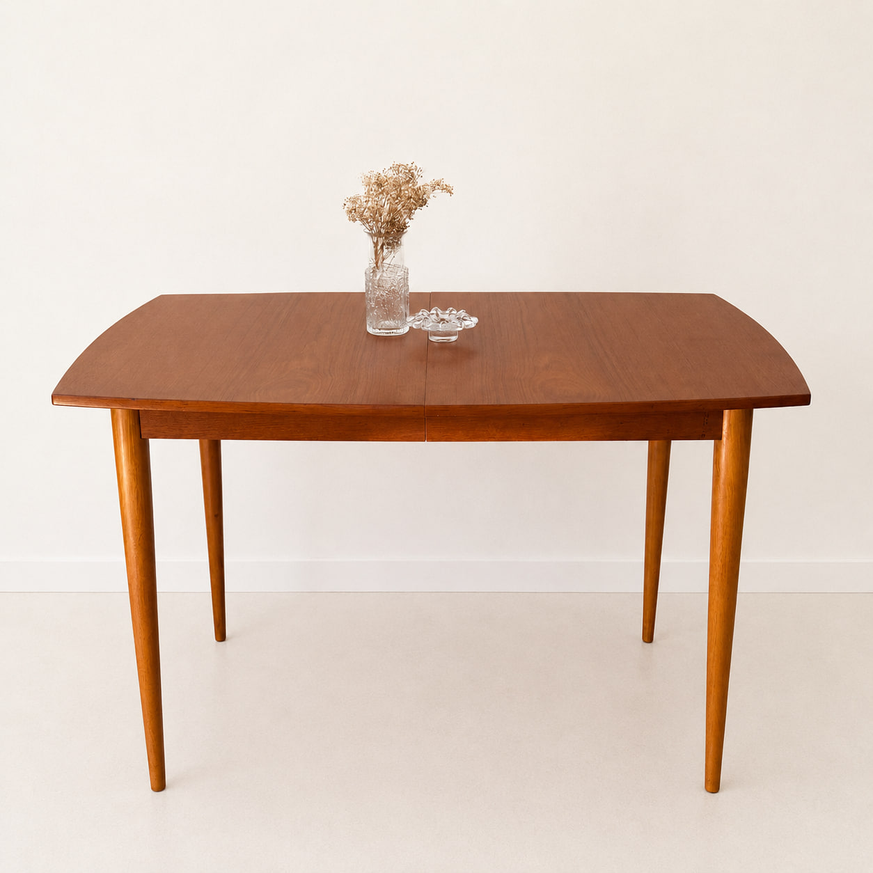 Vintage matbord i teak från 1960-talet med klassisk skandinavisk design och avsmalnande ben. Mått B 120 × D 80 × H 74 cm.