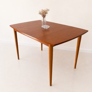 Vintage matbord i teak från 1960-talet med klassisk skandinavisk design och avsmalnande ben. Mått B 120 × D 80 × H 74 cm.