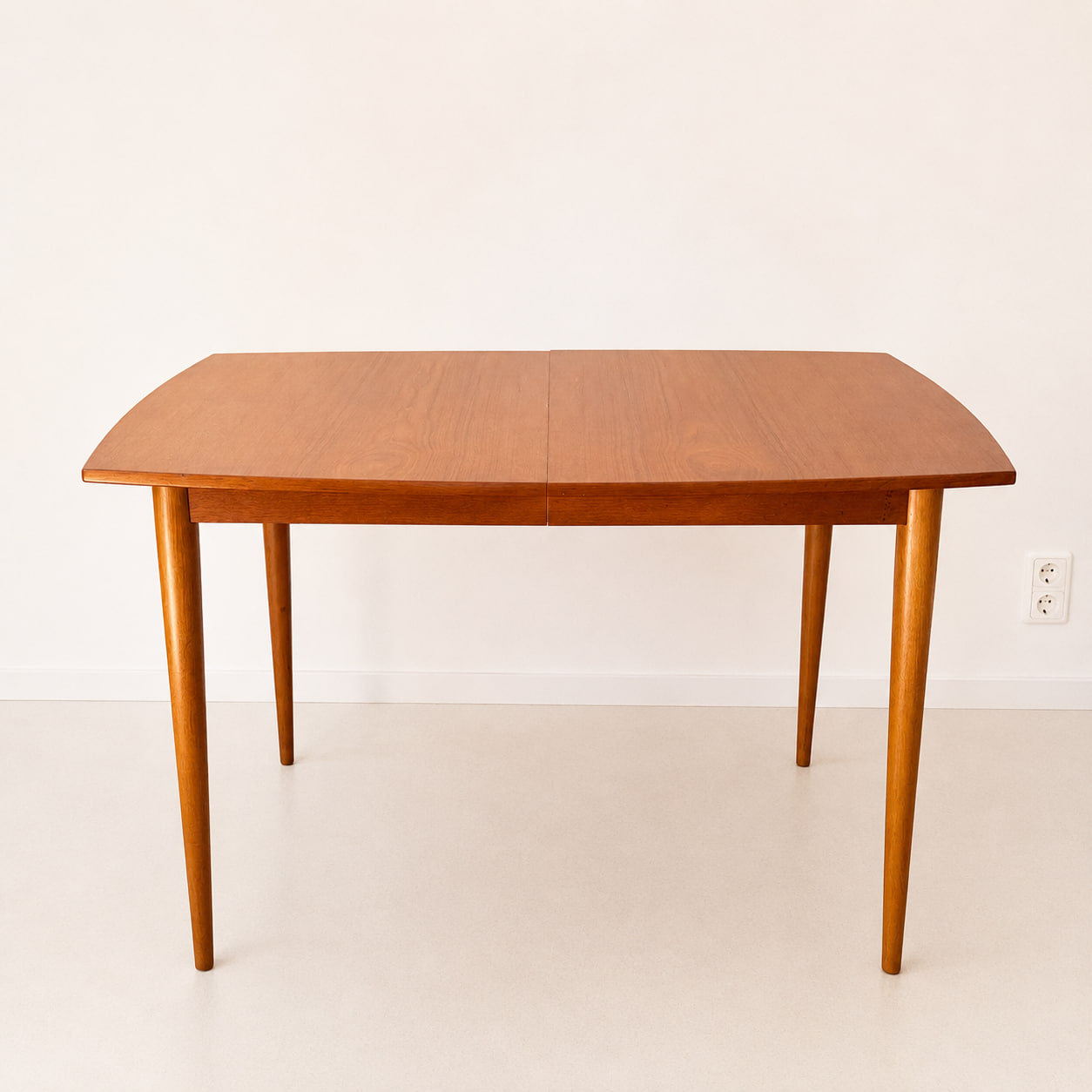 Vintage matbord i teak från 1960-talet med klassisk skandinavisk design och avsmalnande ben. Mått B 120 × D 80 × H 74 cm.