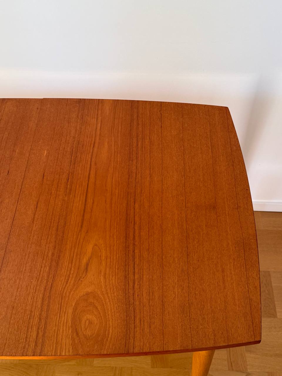 Vintage matbord i teak från 1960-talet med klassisk skandinavisk design och avsmalnande ben. Mått B 120 × D 80 × H 74 cm.