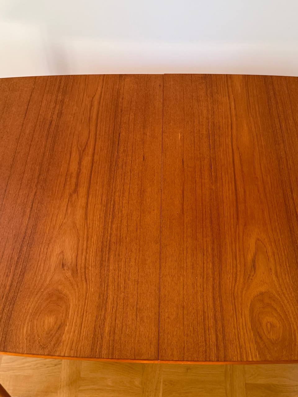 Vintage matbord i teak från 1960-talet med klassisk skandinavisk design och avsmalnande ben. Mått B 120 × D 80 × H 74 cm.