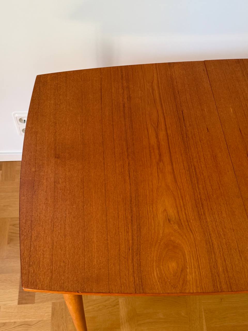 Vintage matbord i teak från 1960-talet med klassisk skandinavisk design och avsmalnande ben. Mått B 120 × D 80 × H 74 cm.