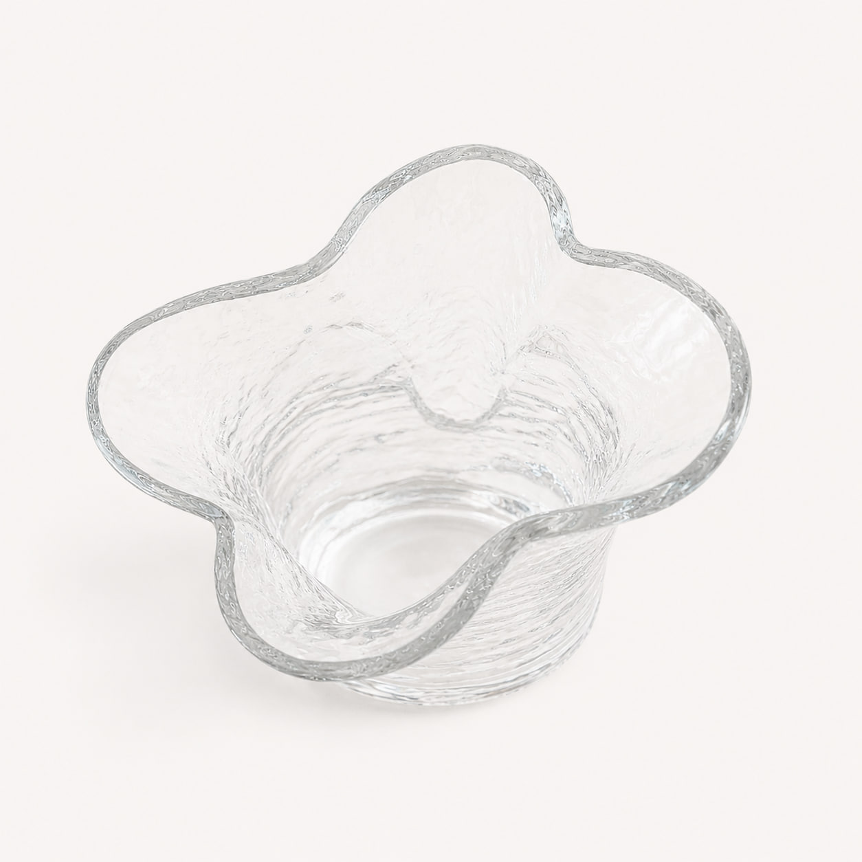 Stilren vas i klarglas, formgiven av Renate Stock för SEA Glasbruk. Organisk form med dekorativt vågig mynning. Helt oanvänd med originaletikett kvar. Höjd ca 20 cm.