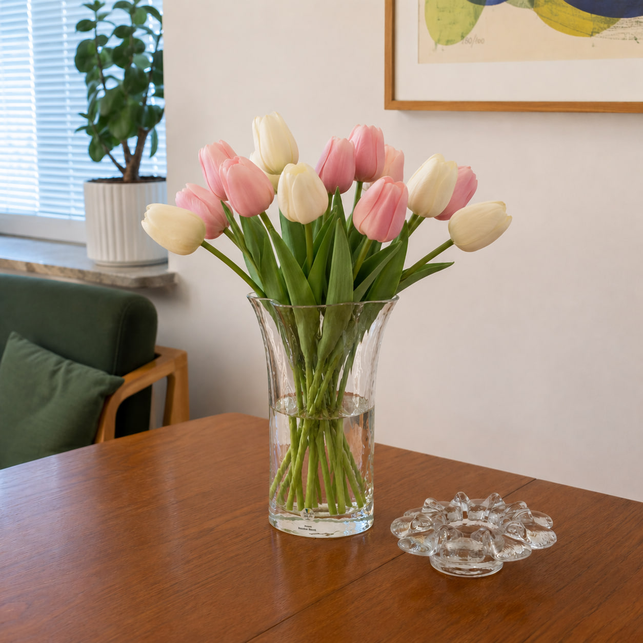 Stilren vas i klarglas, formgiven av Renate Stock för SEA Glasbruk. Organisk form med dekorativt vågig mynning. Helt oanvänd med originaletikett kvar. Höjd ca 20 cm.