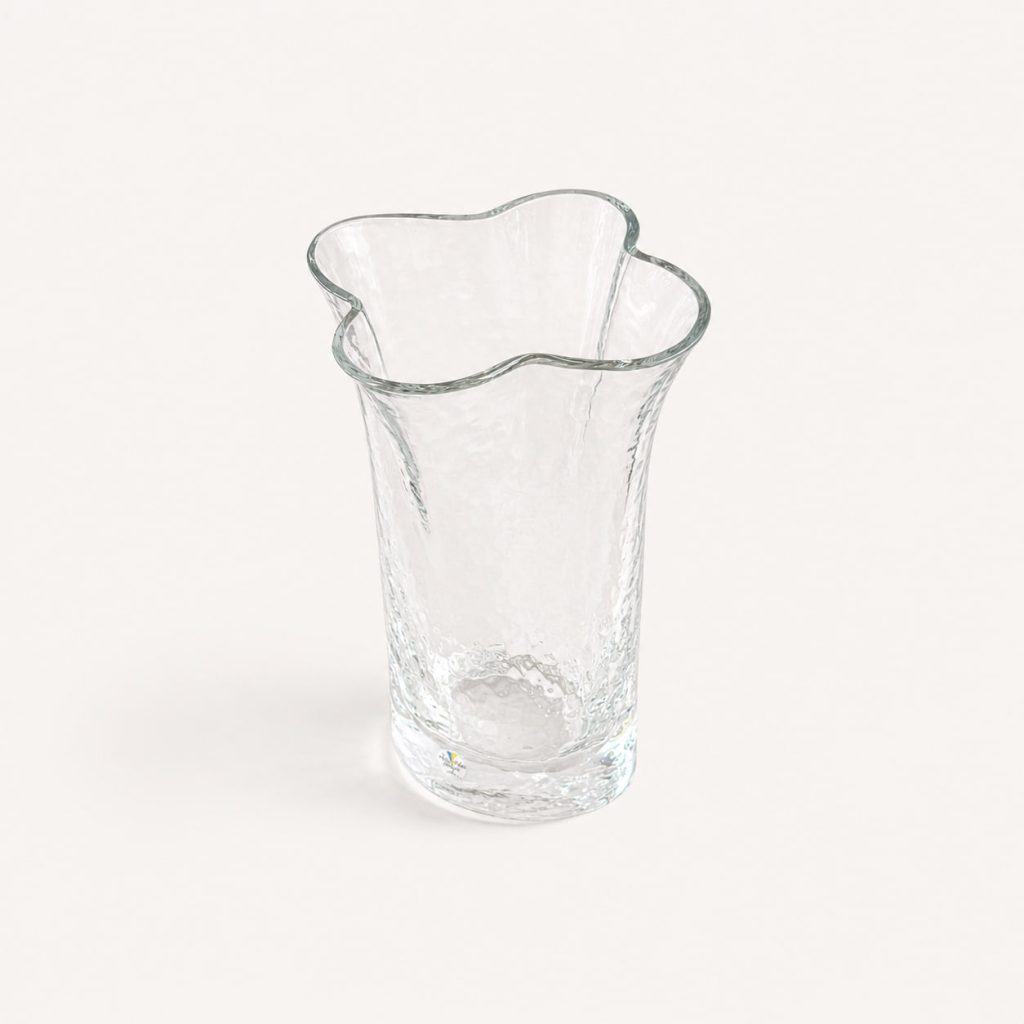 Stilren vas i klarglas, formgiven av Renate Stock för SEA Glasbruk. Organisk form med dekorativt vågig mynning. Helt oanvänd med originaletikett kvar. Höjd ca 20 cm.