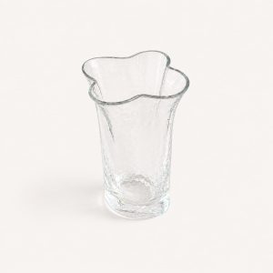 Stilren vas i klarglas, formgiven av Renate Stock för SEA Glasbruk. Organisk form med dekorativt vågig mynning. Helt oanvänd med originaletikett kvar. Höjd ca 20 cm.