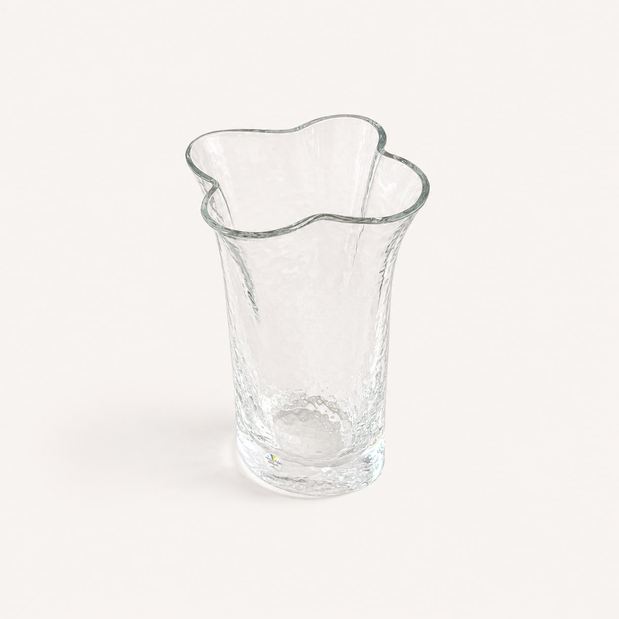 Stilren vas i klarglas, formgiven av Renate Stock för SEA Glasbruk. Organisk form med dekorativt vågig mynning. Helt oanvänd med originaletikett kvar. Höjd ca 20 cm.