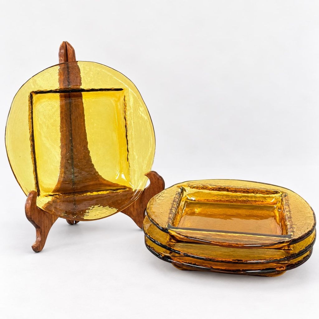 Vintage glasfat ”Gästa med Gösta” av Gösta Sigvard för Lindshammars glasbruk, 1960-tal. Gultonat glas, diameter ca 20 cm. Säljs styckvis.