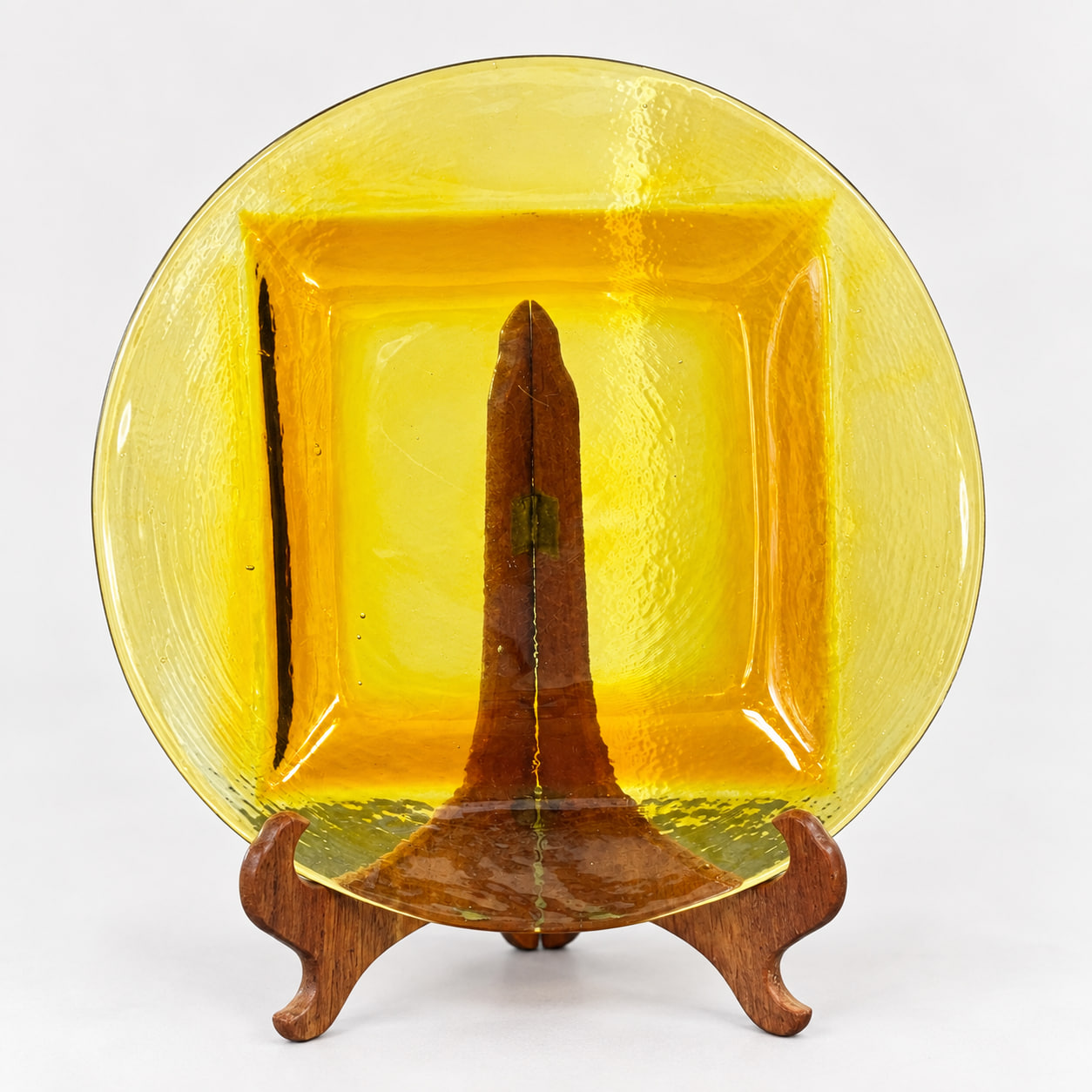 Vintage glasfat ”Gästa med Gösta” av Gösta Sigvard för Lindshammars glasbruk, 1960-tal. Gultonat glas, diameter ca 20 cm. Säljs styckvis.